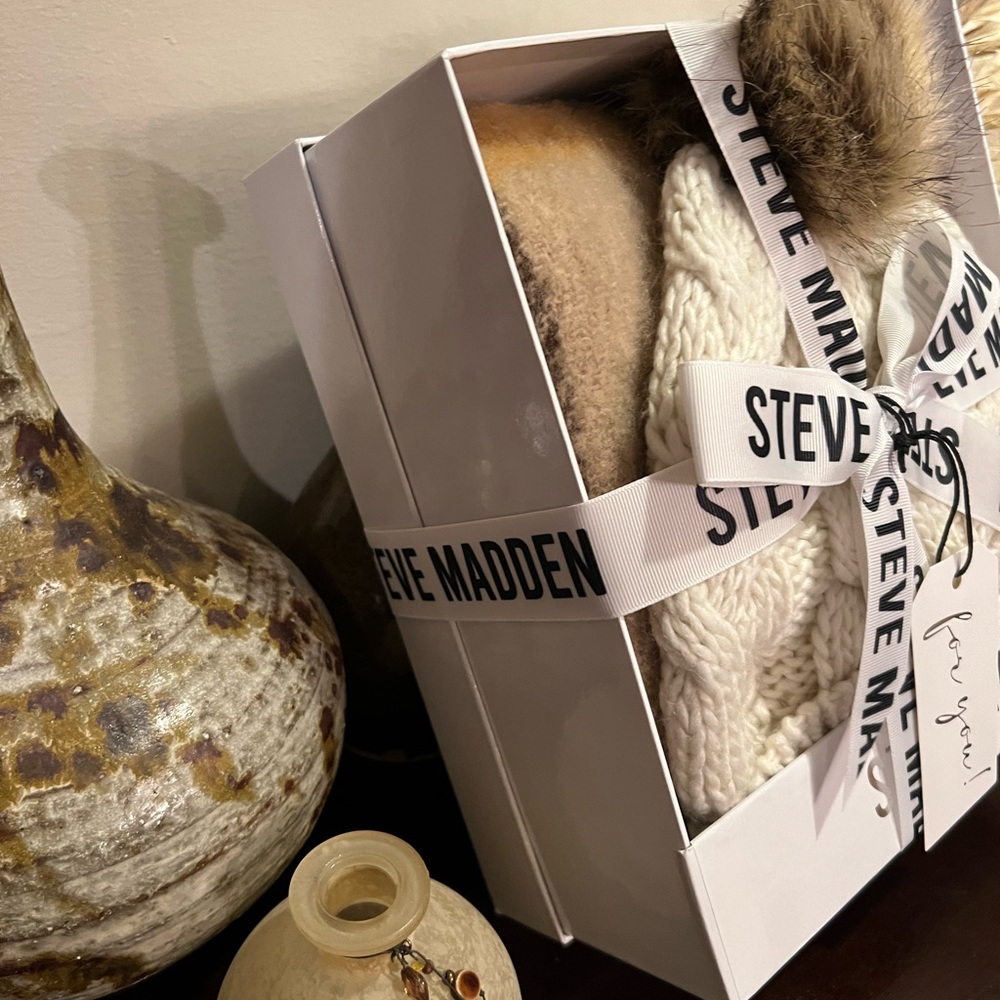 Steve Madden hat and scarf gift set LAST BEIGE SET - Picture 3 of 3